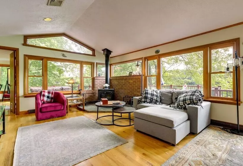 Lakefront Connecticut Retreat Near Uconn