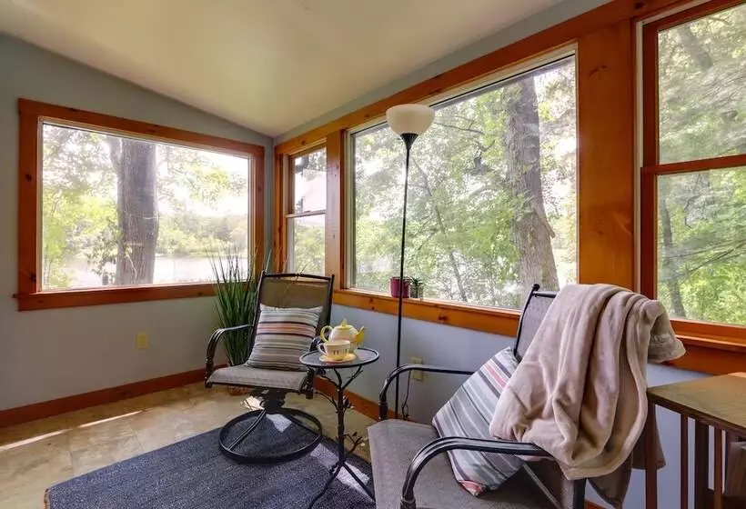 Lakefront Connecticut Retreat Near Uconn