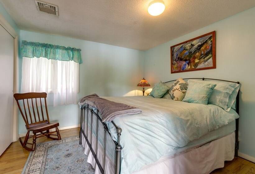 Lakefront Connecticut Retreat Near Uconn