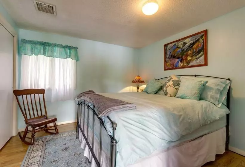 Lakefront Connecticut Retreat Near Uconn