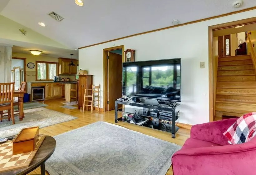 Lakefront Connecticut Retreat Near Uconn