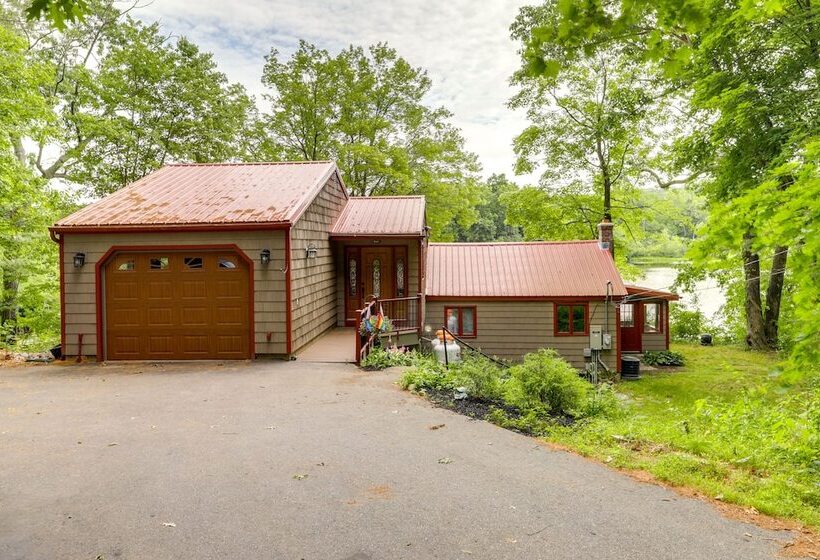 Lakefront Connecticut Retreat Near Uconn