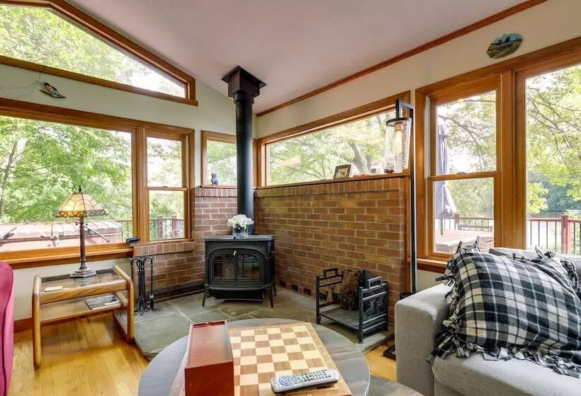 Lakefront Connecticut Retreat Near Uconn