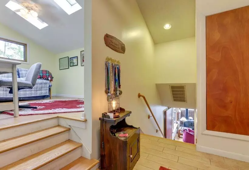 Lakefront Connecticut Retreat Near Uconn