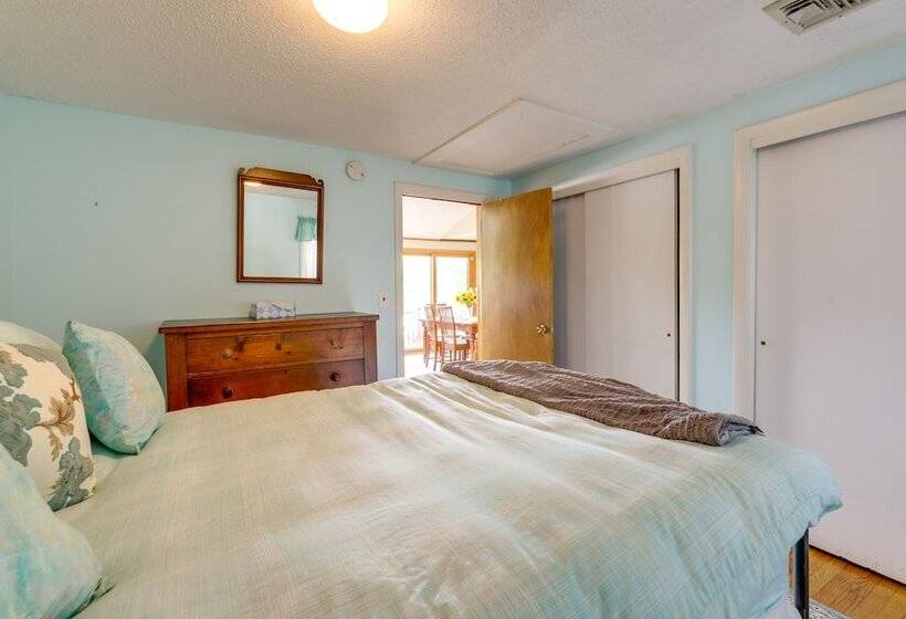 Lakefront Connecticut Retreat Near Uconn