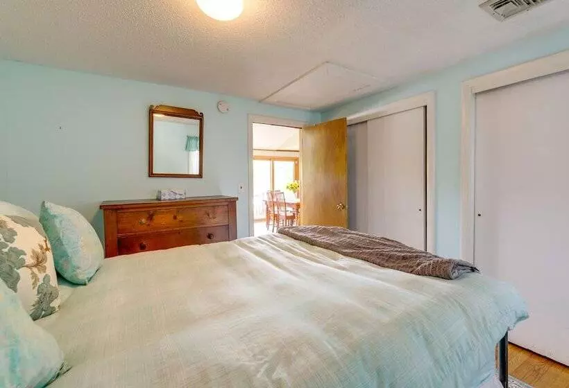 Lakefront Connecticut Retreat Near Uconn