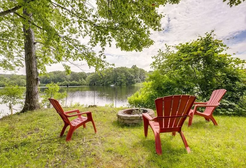 Lakefront Connecticut Retreat Near Uconn