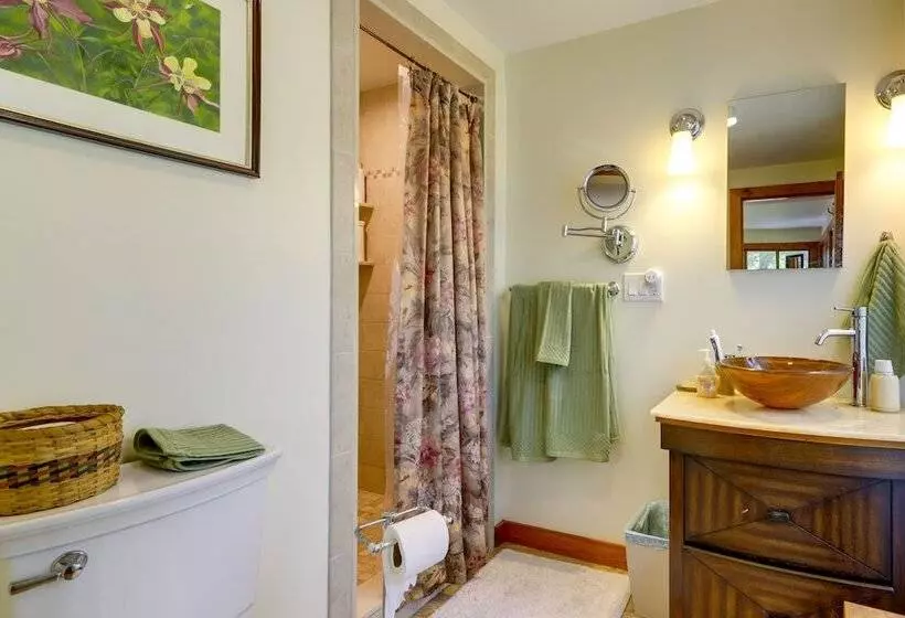 Lakefront Connecticut Retreat Near Uconn