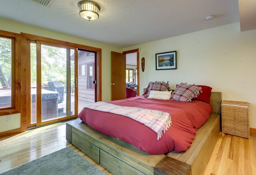 Lakefront Connecticut Retreat Near Uconn