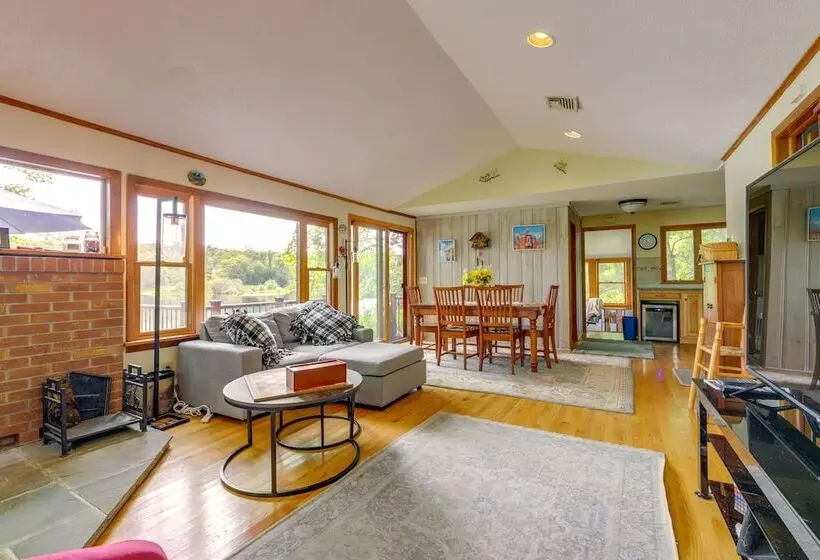 Lakefront Connecticut Retreat Near Uconn