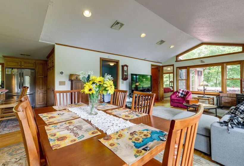 Lakefront Connecticut Retreat Near Uconn