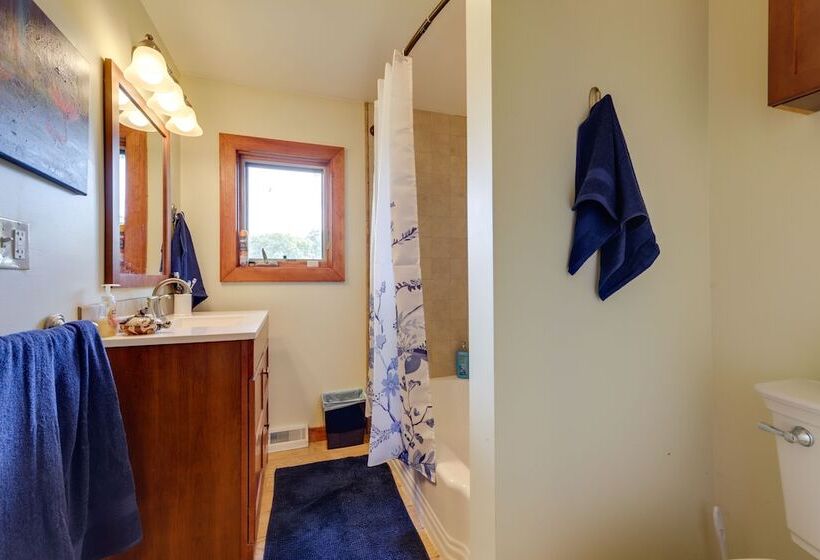 Lakefront Connecticut Retreat Near Uconn