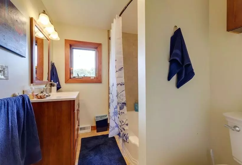 Lakefront Connecticut Retreat Near Uconn