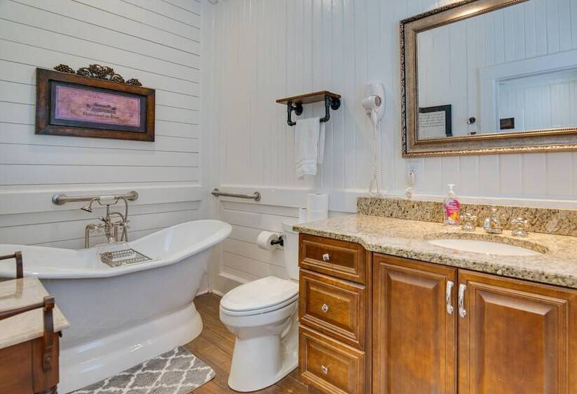 Lewisburg Home W/ City Park Views: Near Downtown!