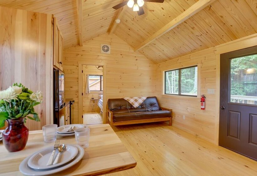 Middlebury Center Retreat: Gas Grill & Scenic Deck