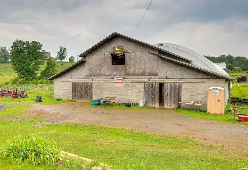 Middlebury Center Retreat: Gas Grill & Scenic Deck