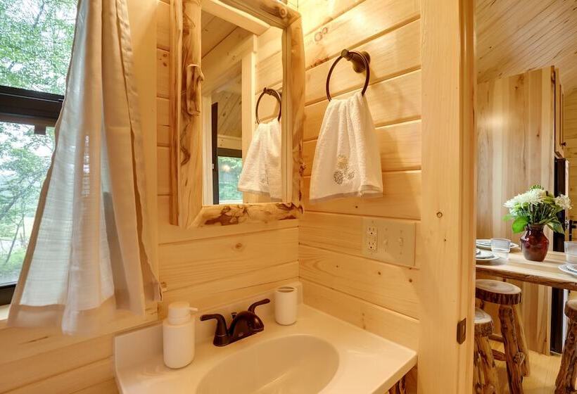 Middlebury Center Retreat: Gas Grill & Scenic Deck