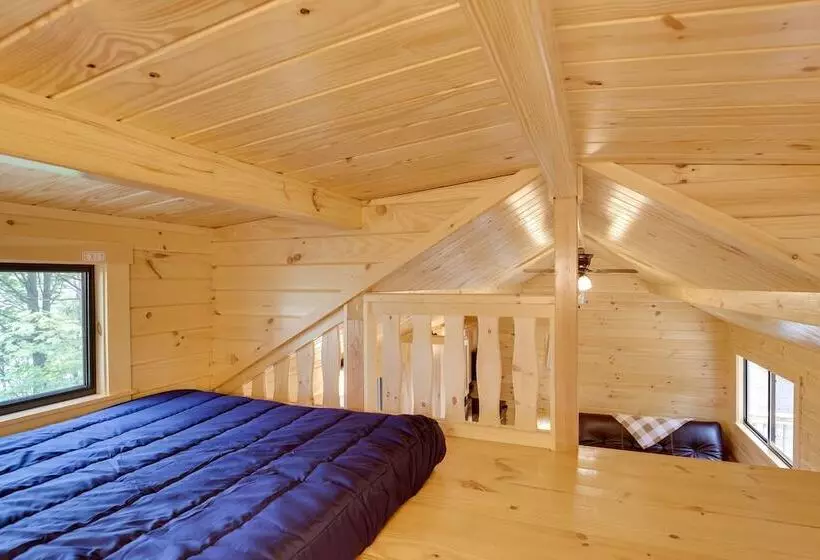 Middlebury Center Retreat: Gas Grill & Scenic Deck