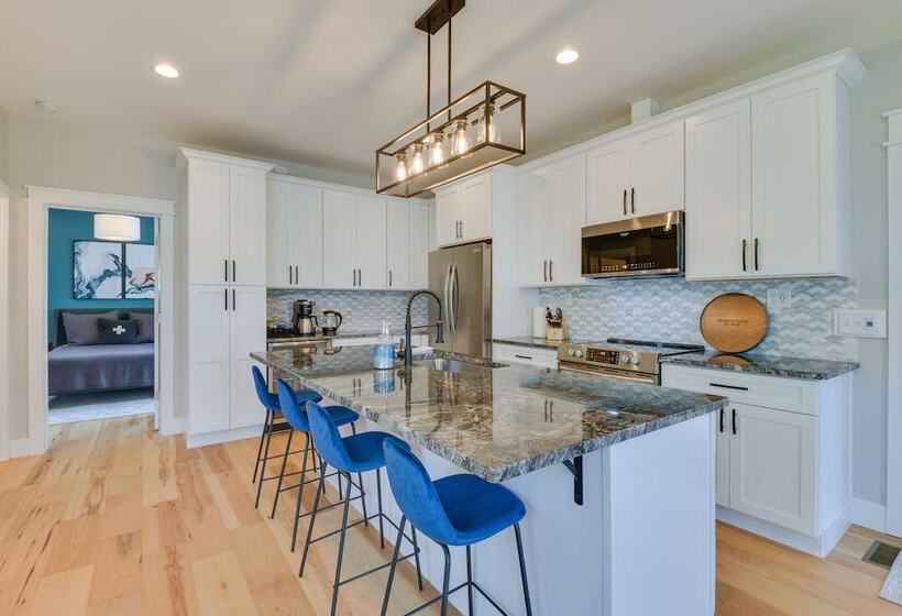 Spacious Lake Ontario Getaway: Steps To Beach!