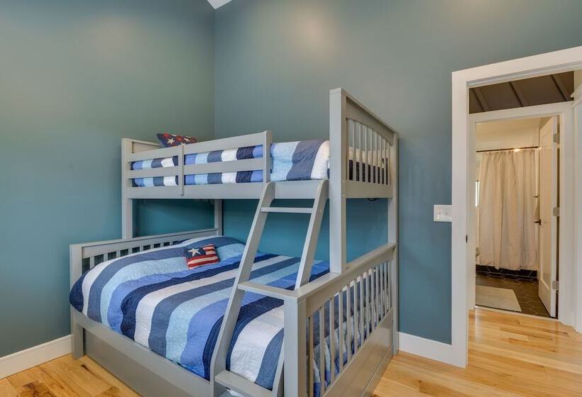 Spacious Lake Ontario Getaway: Steps To Beach!