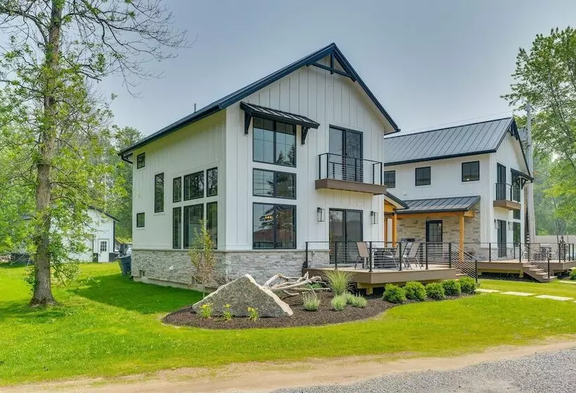 Spacious Lake Ontario Getaway: Steps To Beach!