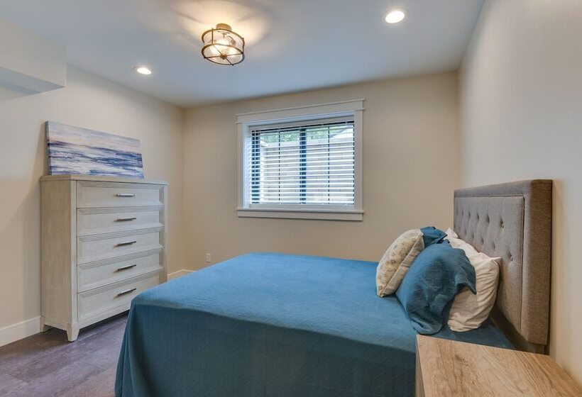 Spacious Lake Ontario Getaway: Steps To Beach!