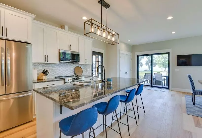 Spacious Lake Ontario Getaway: Steps To Beach!