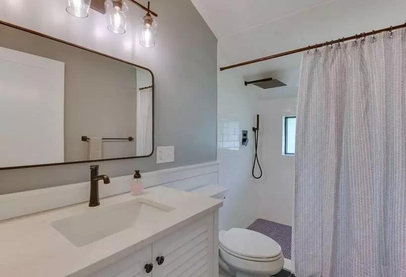 Spacious Lake Ontario Getaway: Steps To Beach!