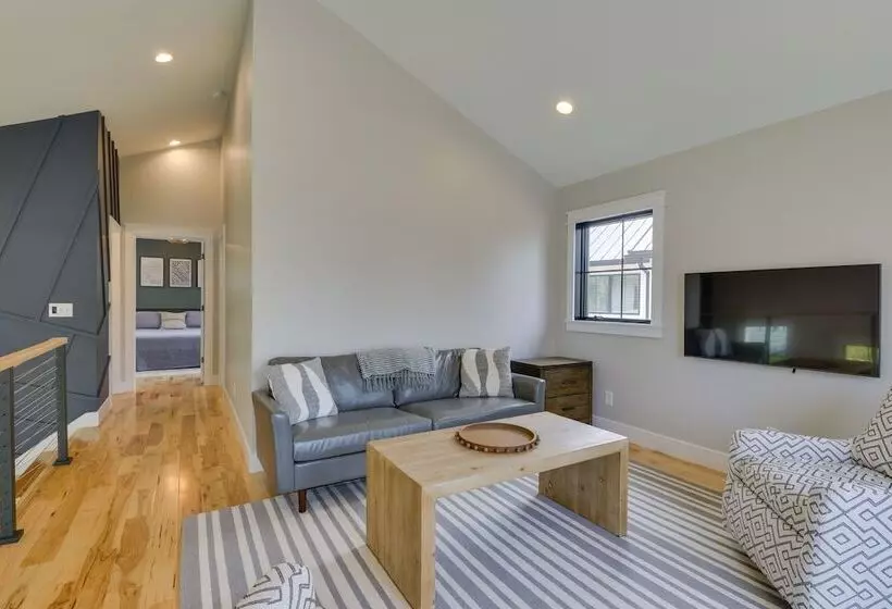 Spacious Lake Ontario Getaway: Steps To Beach!