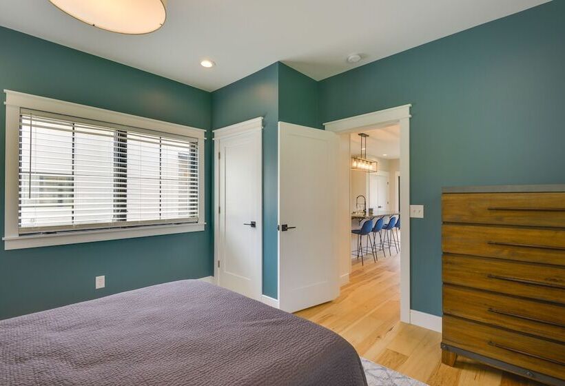 Spacious Lake Ontario Getaway: Steps To Beach!