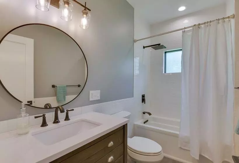 Spacious Lake Ontario Getaway: Steps To Beach!