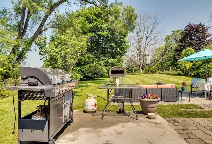 Walworth Home W/ Hot Tub   Near Golf Courses!