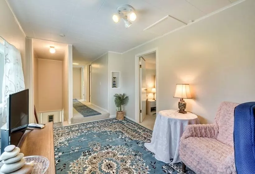 Walworth Home W/ Hot Tub   Near Golf Courses!