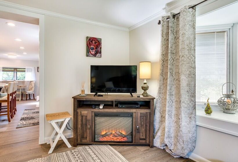 Walworth Home W/ Hot Tub Near Golf Courses!