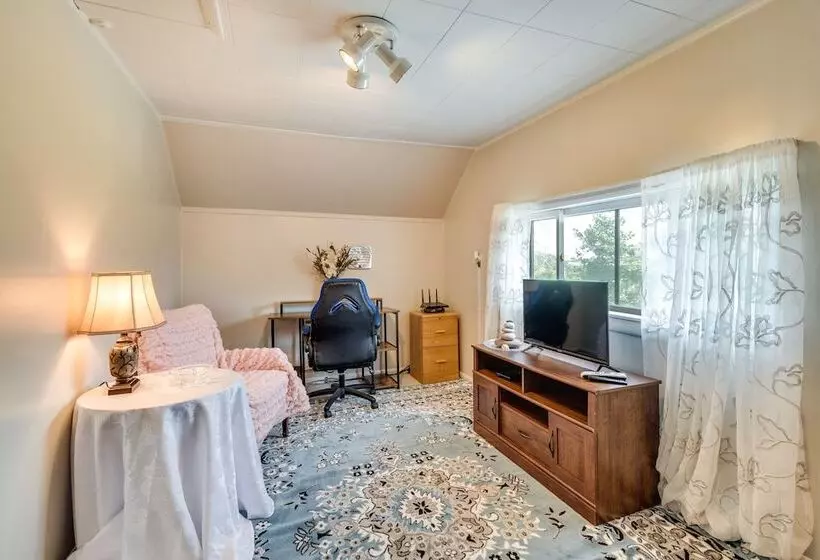 Walworth Home W/ Hot Tub   Near Golf Courses!