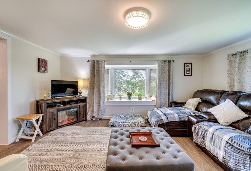 Walworth Home W/ Hot Tub Near Golf Courses!