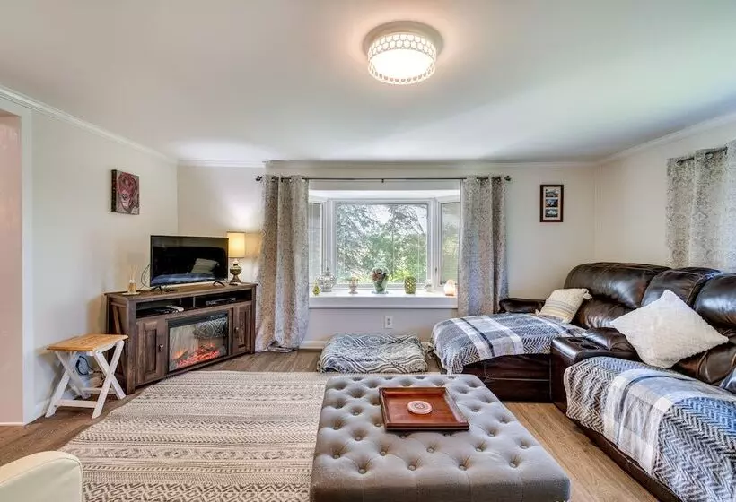 Walworth Home W/ Hot Tub   Near Golf Courses!