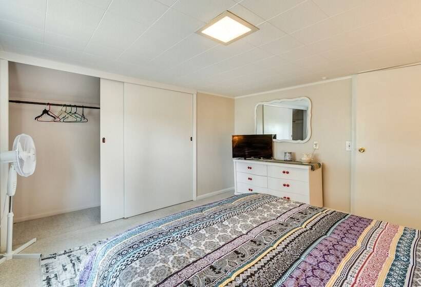 Walworth Home W/ Hot Tub Near Golf Courses!