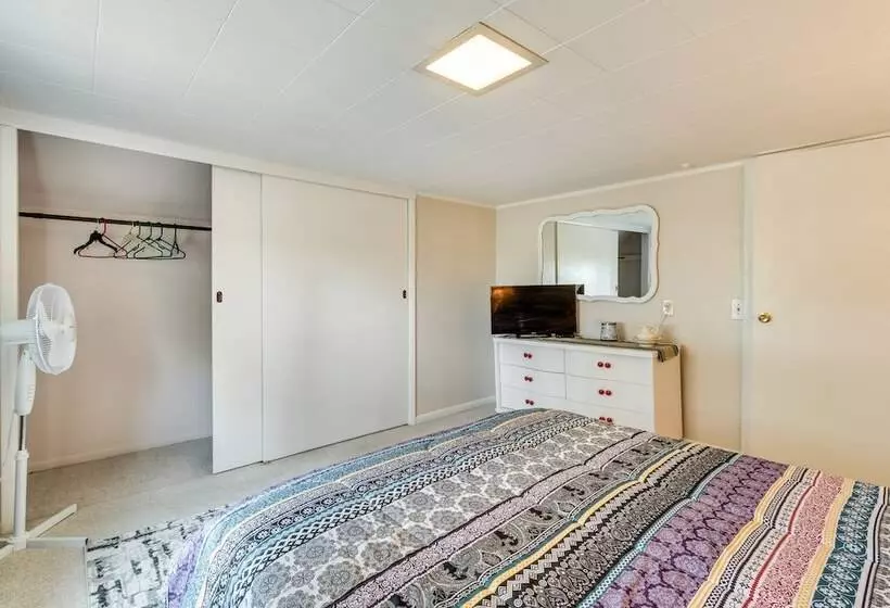 Walworth Home W/ Hot Tub   Near Golf Courses!