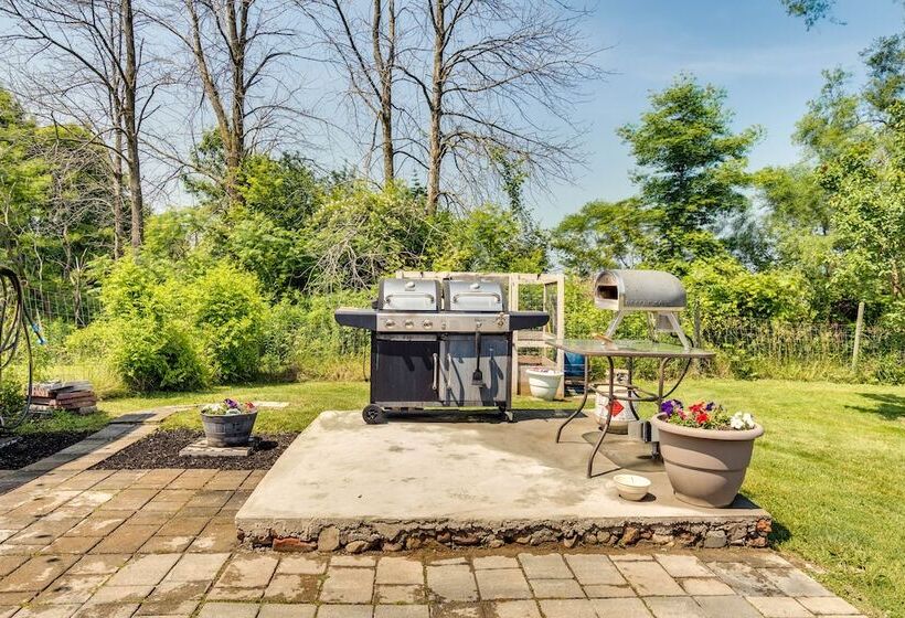 Walworth Home W/ Hot Tub Near Golf Courses!