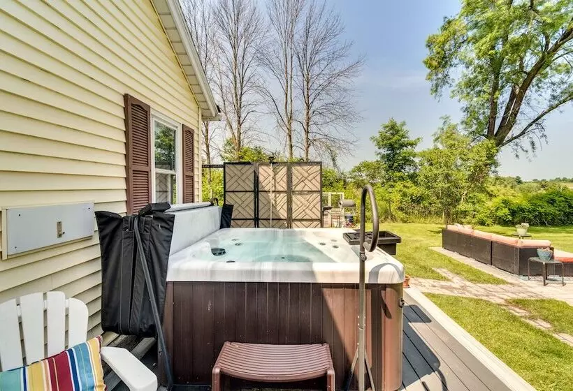 Walworth Home W/ Hot Tub   Near Golf Courses!