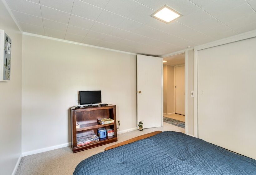 Walworth Home W/ Hot Tub Near Golf Courses!