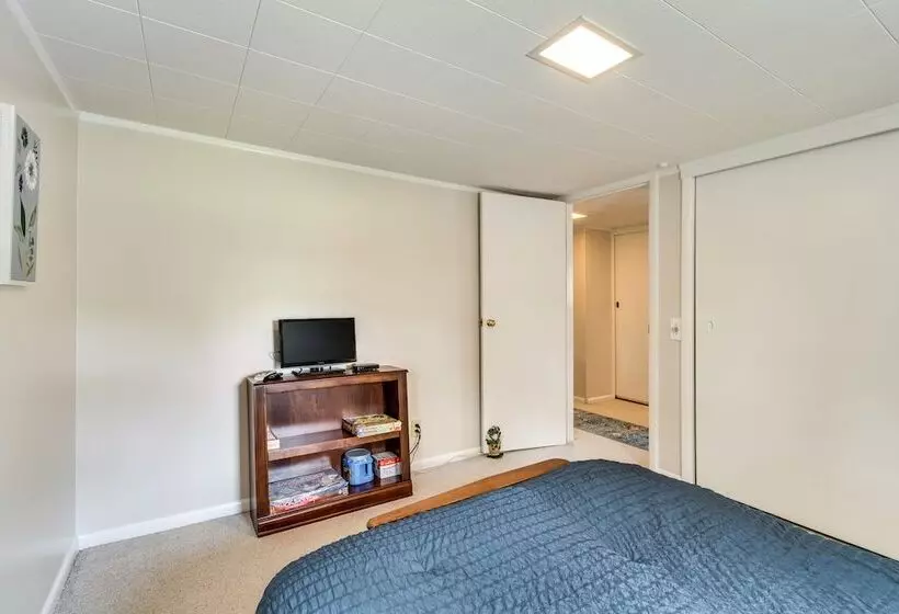 Walworth Home W/ Hot Tub   Near Golf Courses!