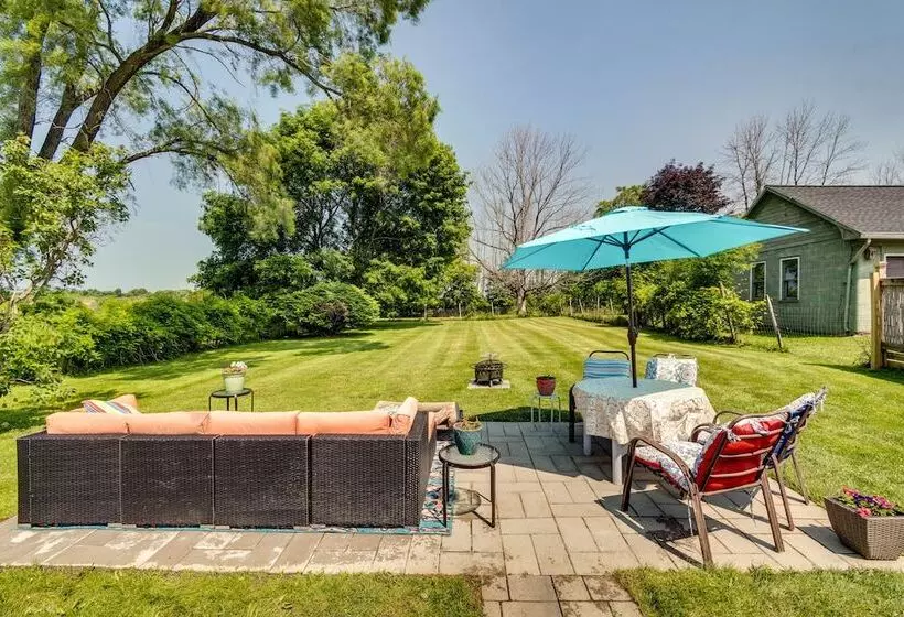 Walworth Home W/ Hot Tub   Near Golf Courses!