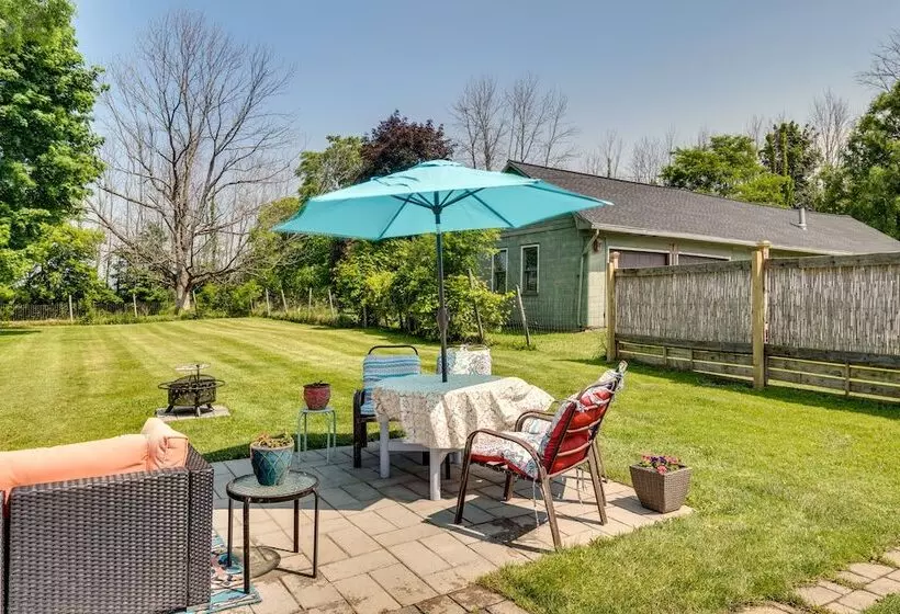 Walworth Home W/ Hot Tub   Near Golf Courses!