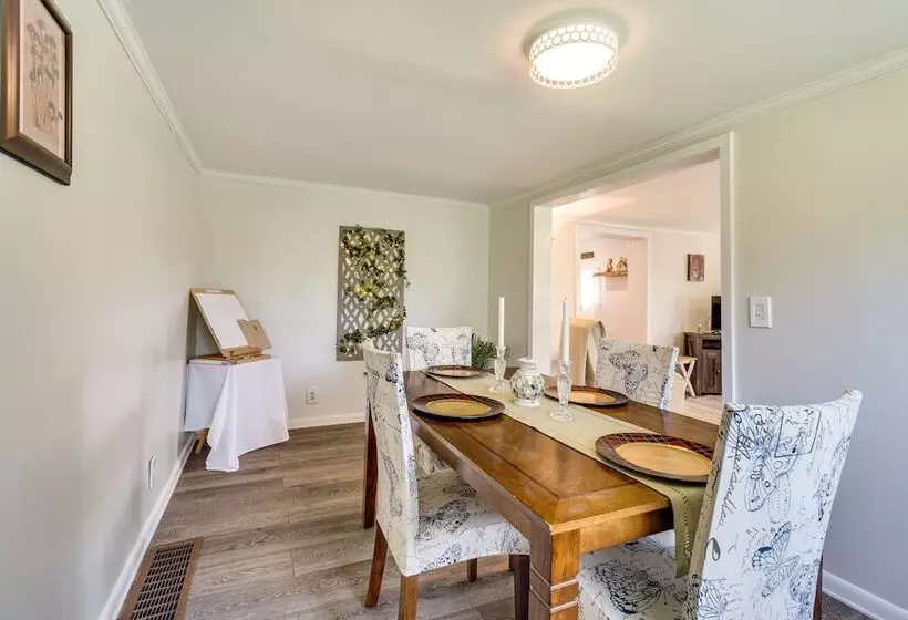 Walworth Home W/ Hot Tub   Near Golf Courses!