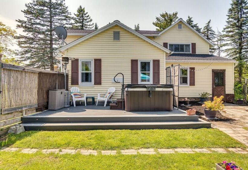 Walworth Home W/ Hot Tub Near Golf Courses!