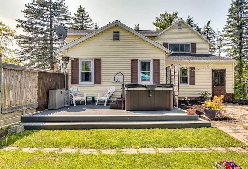 Walworth Home W/ Hot Tub   Near Golf Courses!