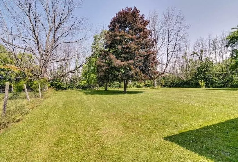 Walworth Home W/ Hot Tub   Near Golf Courses!