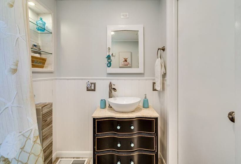 Walworth Home W/ Hot Tub Near Golf Courses!